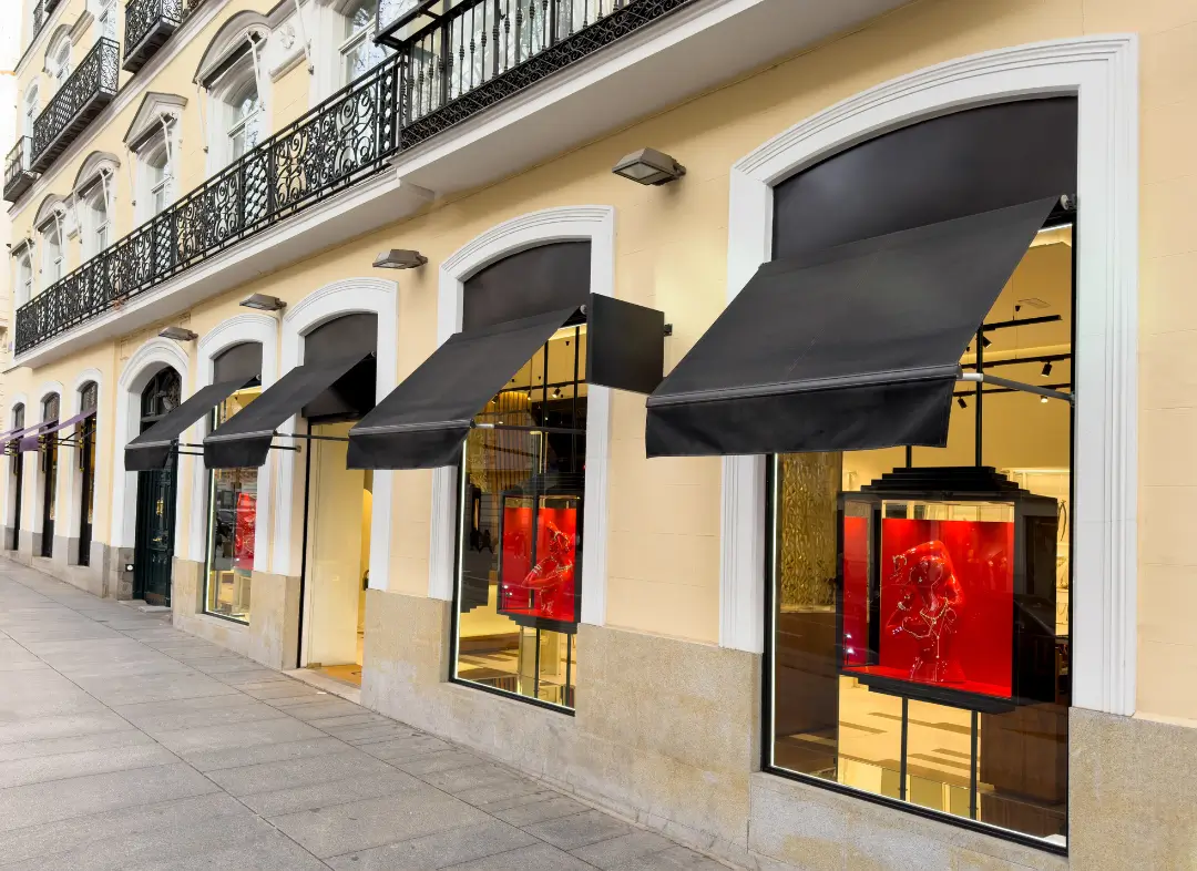Façade vitrine de magasin en aluminium sur mesure à Saint-Georges-de-Didonne